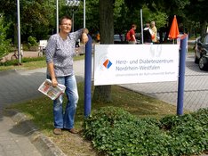 Kathrin Vogler vor der Klinik in Bad Oeynhausen beim Verteilen von Info-Material