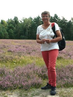 Kathrin Vogler vor einer der zahlreichen Heideflächen