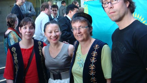 AliyaZhussupova (2.v.r.) mit Kathrin Vogler und ihren MitarbeiterInnen