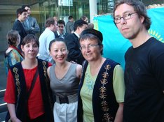AliyaZhussupova (2.v.r.) mit Kathrin Vogler und ihren MitarbeiterInnen