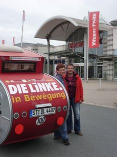 Inge Höger und Kathrin Vogler vor dem Werre-Park in Bad Oeynhausen