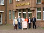 Direkt vor dem Rathaus-bester Kontakt-Ort!