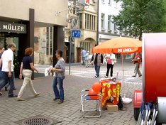 Kathrin Vogler verteilt die „Klar“ in der Herforder Fußgängerzone