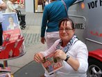 Die aktuelle "Klar" wird mit Gesundheitsflyern bestückt