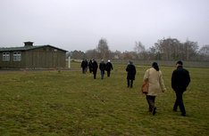 Unterwegs zu den Baracken in der Gedenkstätte Sachsenhausen