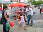 Jung und Alt bei Bewegungsspielen in Herne