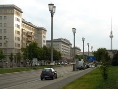 Auf der Karl-Marx-Allee stadteinwärts während der Stadtrundfahrt