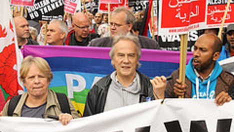 Reiner Braun beim Protest gegen den NATO-Gipfel in Wales Reiner Braun beim Protest gegen den NATO-Gipfel in Wales