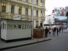 Der Checkpoint Charlie durfte bei der Stadtrundfahrt natürlich nicht fehlen.