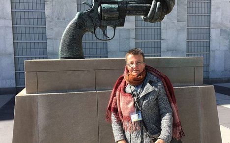 Kathrin_vor_der_UN_in_New_York.JPG