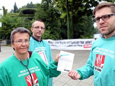 Kathrin Vogler (l.) mit ihren Mitarbeitern Thomas Hudalla (m.) und Sven Kleinemeier bei der Sommertour 2015