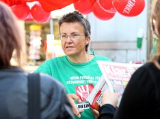 Kathrin Vogler bei einem der zahlreichen Gesprächen mit interessierten BürgerInnen