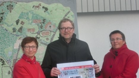 Scheckübergabe im SOS-Kinderdorf Lippe, v.l.n.r.: MdB Inge Höger, Kinderdorfleiter Antonius Grothe, MdB Kathrin Vogler