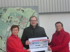Scheckübergabe im SOS-Kinderdorf Lippe, v.l.n.r.: MdB Inge Höger, Kinderdorfleiter Antonius Grothe, MdB Kathrin Vogler Scheckübergabe im SOS-Kinderdorf Lippe, v.l.n.r.: MdB Inge Höger, Kinderdorfleiter Antonius Grothe, MdB Kathrin Vogler