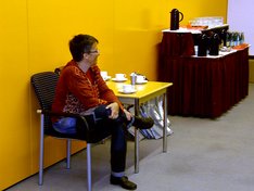 Kathrin Vogler im Gespräch mit der Besuchergruppe