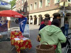 Im Gespräch mit BürgerInnen, die sich um die Zukunft der Stadt sorgen.