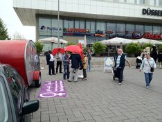 Verregneter Infostand in Düsseldorf-Bilk